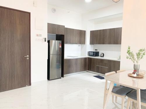 Кухня или мини-кухня в Netflix Two Bedroom Troika Kota Bharu Homestay 182
