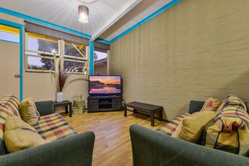 A seating area at Exmouth Villas Unit 37 - Beautifully Appointed Villa Close to Town Centre