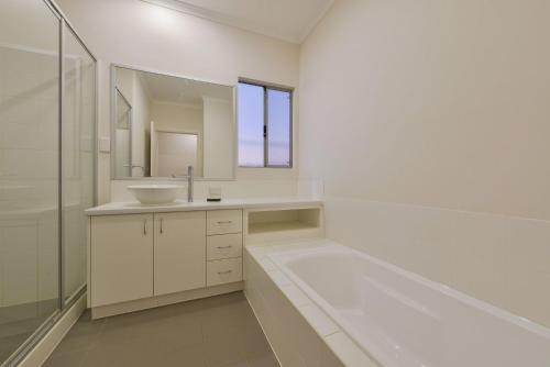 Ένα μπάνιο στο 78 Madaffari Drive