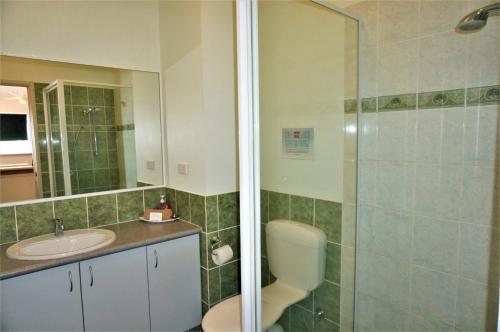 uma casa de banho com um chuveiro, um WC e um lavatório. em Ningaloo Breeze Villa 3 em Exmouth