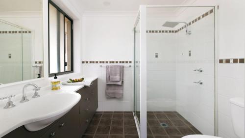 ネルソン・ベイにあるThe Fijian, 52 Lagoons Circuit - Duplex with air con, wi-fi, linen supplied andclose to townの洗面台とシャワー付きのバスルーム