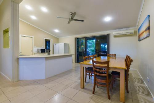 Una cocina o cocineta en 7 Skipjack Circle