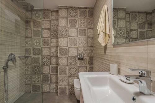 łazienka z umywalką i toaletą w obiekcie Gallery Art Apartment Chania Crete w Chanii