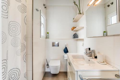 A bathroom at Apartamento en Es Grau con vistas