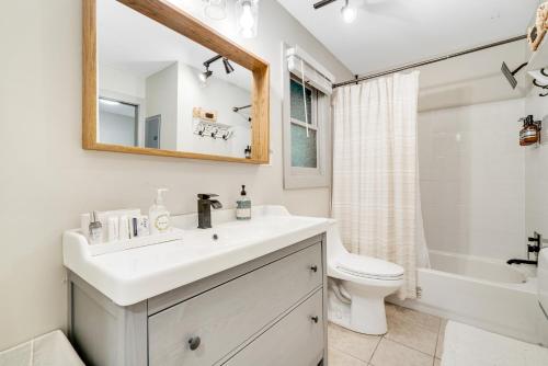 ein Badezimmer mit einem Waschbecken, einem WC und einem Spiegel in der Unterkunft Upper Holiday H132 in Beech Mountain