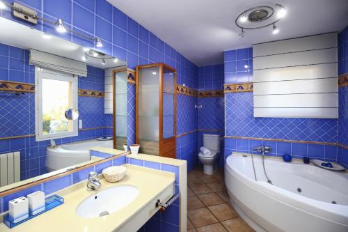 A bathroom at ZENLUXE Villa Planet Costa Dorada