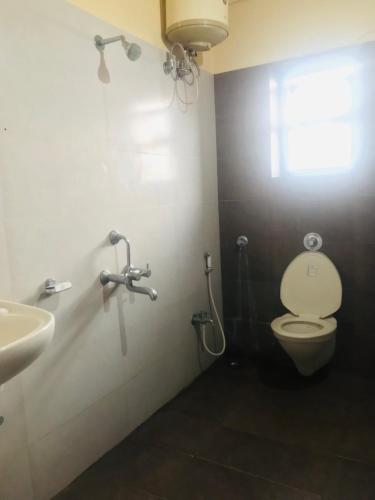 Gambar di galeri bagi STAYMAKER Prakash International di Gonikoppal