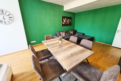 comedor con mesa y sofá en Langenfeld Apartment en Langenfeld