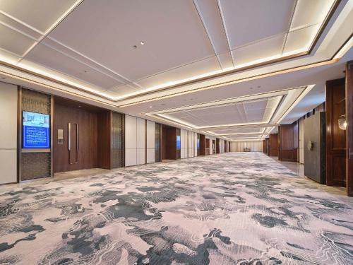 a large room with a large carpeted floor in a building at Doubletree By Hilton Yancheng Dayangwan in Yancheng