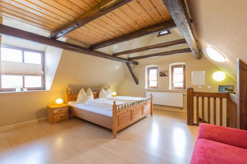 ein Schlafzimmer mit einem großen Bett in einem Zimmer in der Unterkunft Ferienhaus Schlag Wohnung 1 in Naumburg