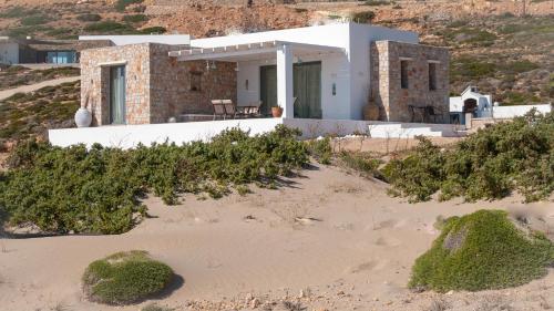 una casa sulla cima di una spiaggia sabbiosa di Kyanis Villa , Karpathos Afiartis ad Afiartis