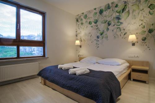 una camera da letto con un letto e asciugamani di Sopot Apartament Aquarius a Sopot