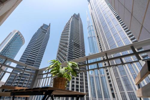 杜拜的住宿－Ultimate Stay / 4 Beds / Burj Khalifa View，享有城市天际线和高楼的景色