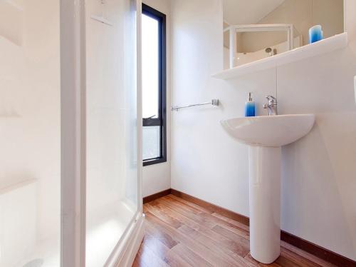 Ένα μπάνιο στο Korolevu Beach House - Whangamata Holiday Home