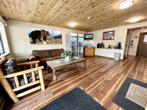a living room with a couch and a table at Beartooth Hideaway Inn & Cabins in Red Lodge