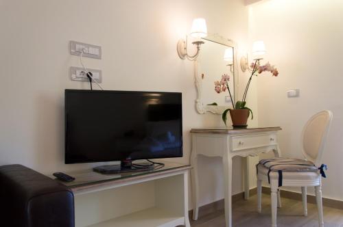 Adams Hotelにあるテレビまたはエンターテインメントセンター