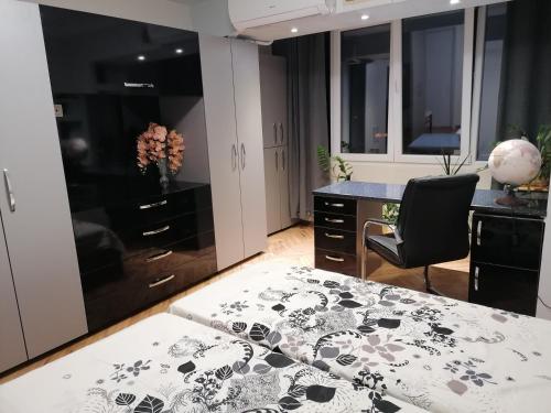 a bedroom with a desk and a bed and a desk sidx sidx sidx at Апартамент в най-хубавия квартал на Варна in Varna City