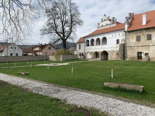 Fotografie z fotogalerie ubytování Zámek Mokrosuky v destinaci Mokrosuky