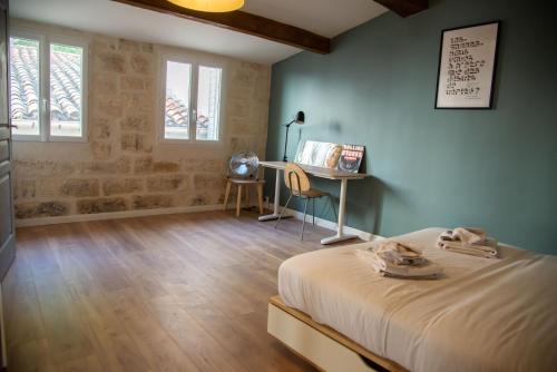 une chambre avec un lit, un bureau et des fenêtres dans l'établissement LE PETIT AVIGNONNAIS - TOGETHER - INTRAMUROS - CENTER, à Avignon