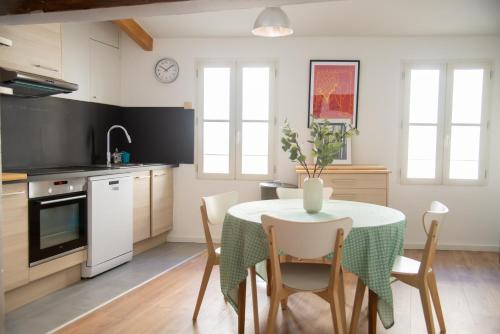 une cuisine avec une table et des chaises dans une cuisine dans l'établissement LE PETIT AVIGNONNAIS - TOGETHER - INTRAMUROS - CENTER, à Avignon