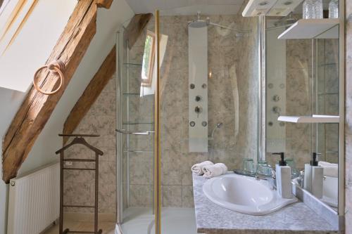 a bathroom with a sink and a shower at Domaine du Vidal in Camps