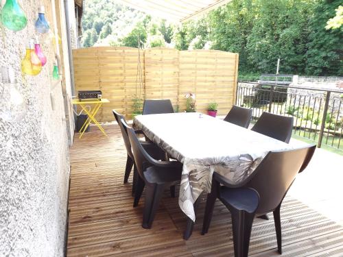 una mesa blanca y sillas en un patio en GITE LA PETITE ECLUSE EN BORD DE LOUE, en Lods