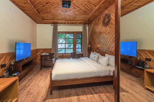 TV a/nebo společenská místnost v ubytování SaffronStays Monarch Manor, Manali - regal mansion