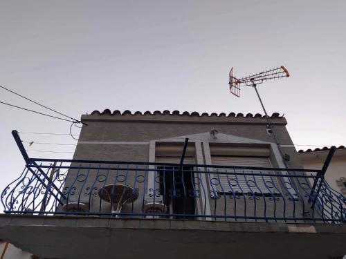 Un balcón de una casa con una cámara. en Vasilis traditional House, en Samotracia