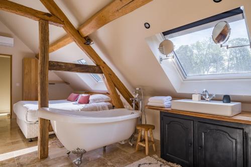 baño con ventana grande y bañera en LUXURY Bergerie Corsica, PARIS Orly et disney, en Varennes-Jarcy