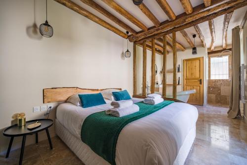 Un dormitorio con una cama grande con toallas. en LUXURY Bergerie Corsica, PARIS Orly et disney, en Varennes-Jarcy