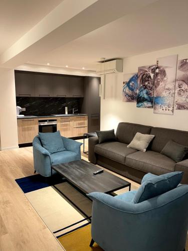 un salon avec un canapé, des chaises et une table dans l'établissement RenTcik, à Cannes