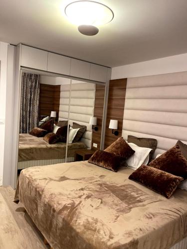 une chambre avec deux lits et un grand miroir dans l'établissement RenTcik, à Cannes