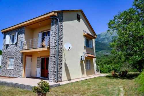 een groot huis met een satelliet bij Apartment Nikola in Kotor