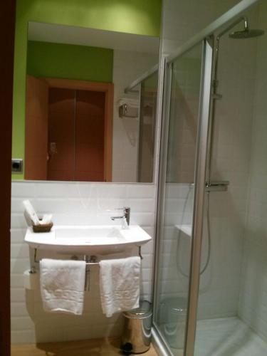 a bathroom with a sink and a shower at NRuta Ponferrada in Bembibre