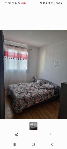 1 dormitorio con cama y ventana en Appartement cosy en plein centre en Guidel