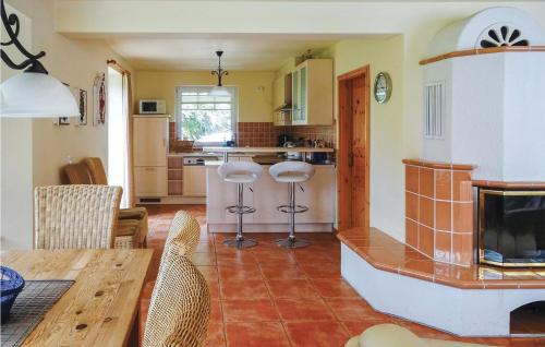 una cucina e un soggiorno con tavolo e sedie di Amazing Home In Saal With Sauna a Saal