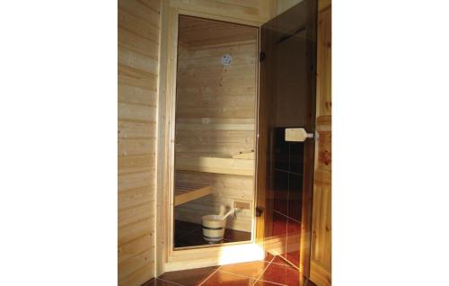 eine Sauna mit WC in der Ecke eines Zimmers in der Unterkunft Ferienhaus Bauernreihe N in Saal