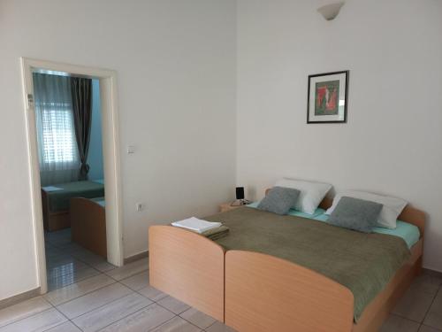 1 dormitorio con 1 cama y sala de estar en Apartments Kraljevic en Podaca