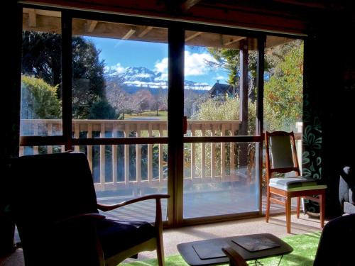 Uma área de estar em Mountain Vista - Ohakune Holiday Home