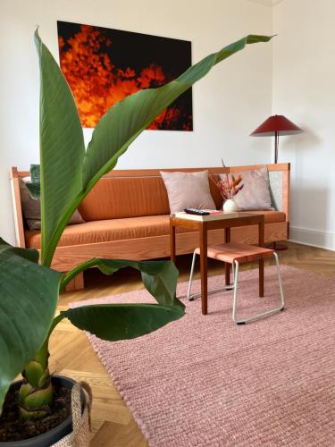 ein Wohnzimmer mit einem Sofa und einem Tisch in der Unterkunft WELL Pretty Places - sustainable interior design in the Citycenter in Kassel