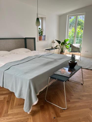 Un dormitorio con una cama con una manta. en WELL Pretty Places - sustainable interior design in the Citycenter, en Kassel