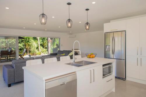 Η κουζίνα ή μικρή κουζίνα στο Paradise at Pauanui - Pauanui Holiday Home
