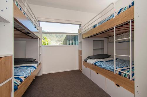 Katil dua tingkat atau katil-katil dua tingkat dalam bilik di Paradise at Pauanui - Pauanui Holiday Home