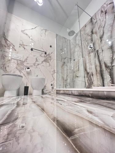 bagno con 2 servizi igienici e parete in marmo di Residenza Anton Doni a Firenze