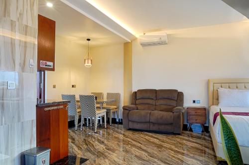 Pokój hotelowy z łóżkiem, krzesłem i stołem w obiekcie Kyara Villa Apartments w mieście Canggu