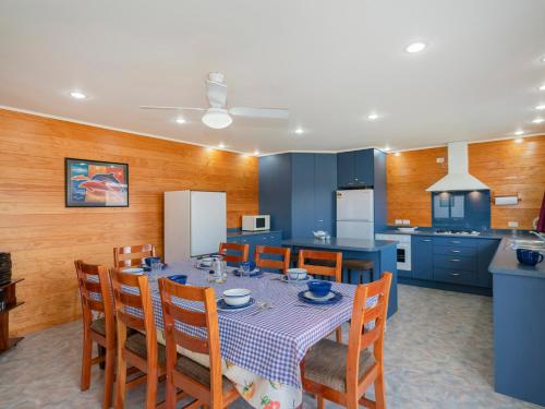 Η κουζίνα ή μικρή κουζίνα στο Matarangi Escape - Matarangi Holiday Home