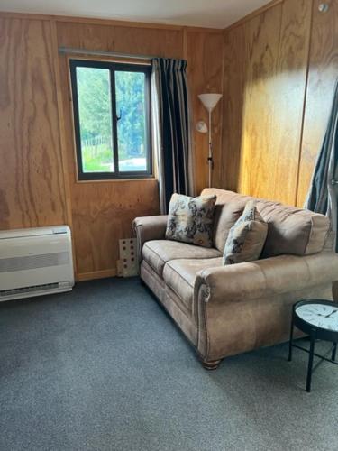 un soggiorno con divano e finestra di Westmere Retreat a Westmere