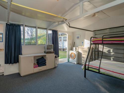 Katil dua tingkat atau katil-katil dua tingkat dalam bilik di Wonderful Whangamata - Whangamata Holiday Home