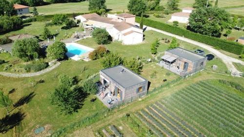 une vue aérienne d'une maison dans un champ dans l'établissement DOMAINE D'ELUSA, à Vic-Fezensac