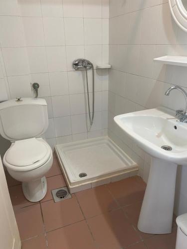 bagno con servizi igienici e lavandino di Hotel Asimina Laganas a Laganas